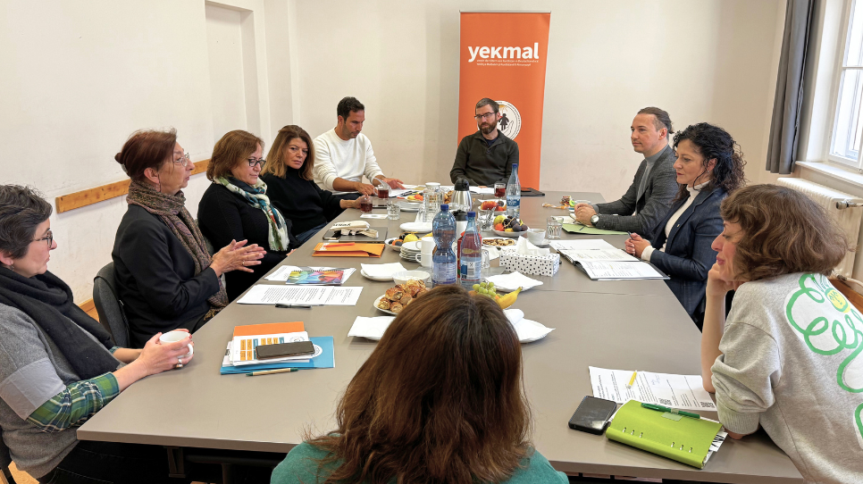 Familienzentrum Rengîn/20251020/Besuch von Senatorin Cansel Kiziltepe bei Yekmal e- V (8).png